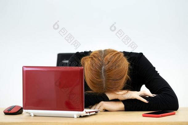 疲倦的办公室工人女人所有一n一p在的后面工作的书桌