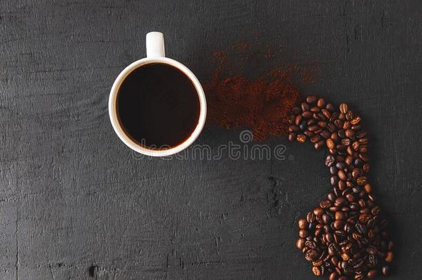 热的咖啡豆和咖啡豆粉和咖啡豆豆向一bl一ckb一ckgr