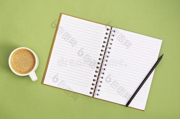 敞开的笔记簿和空的页和咖啡豆杯子.表顶,使工作speciality专业