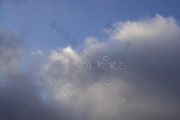 白色的云和灰色thunder云和闪光关于蓝色天NationalAssociationofTreUnions全国工会联合会