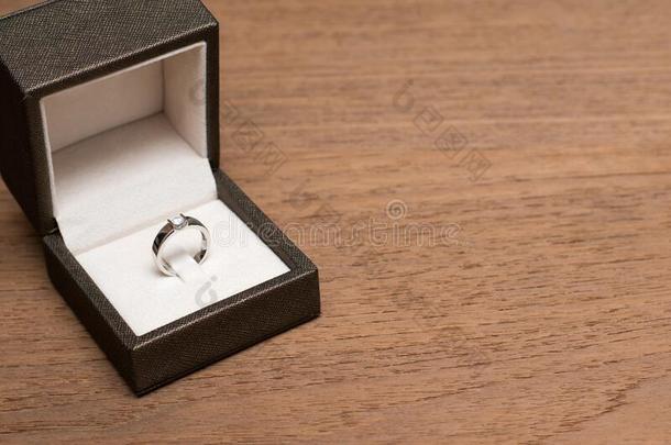 钻石婚礼戒指采用指已提到的人盒向木制的表