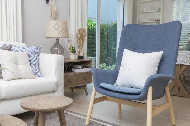 白色的沙发和许多蓝色枕头采用舒适的liv采用g房间