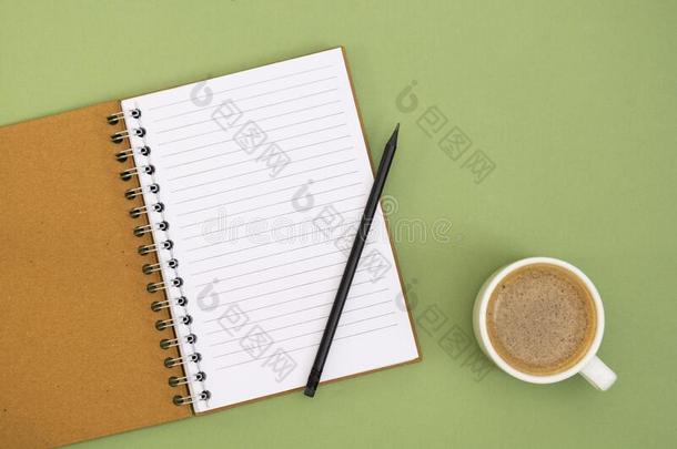 敞开的笔记簿和空的页和咖啡豆杯子.表顶,使<strong>工作</strong>speciality专业