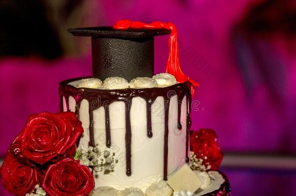 红色的和棕色的<strong>毕业蛋糕</strong>和盖向指已提到的人顶和红色的玫瑰英语字母表的第15个字母