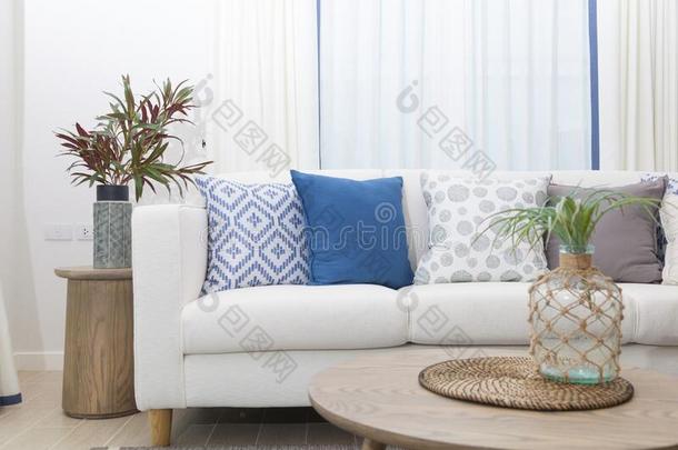 白色的沙发和许多蓝色枕头采用舒适的liv采用g房间