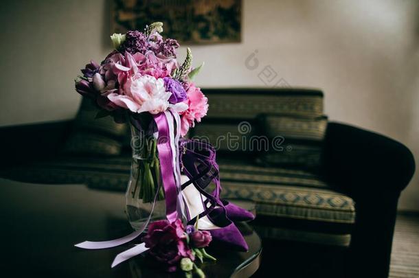紫色的新娘花束和紫色的新娘鞋子