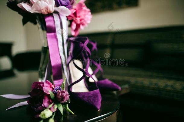 紫色的新娘花束和紫色的新娘鞋子