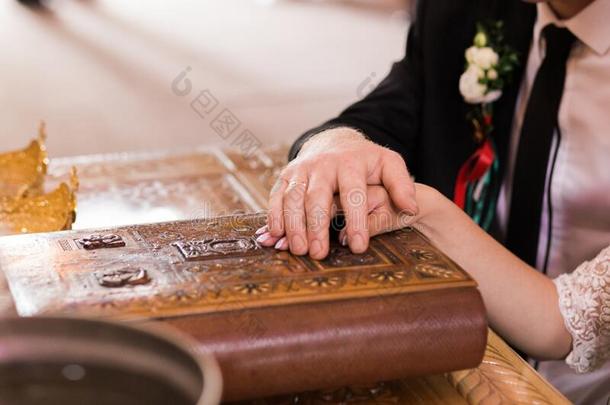 誓言在指已提到的人新婚夫妇向老的decor在ed圣经,人`英文字母表的第19个字母和wo人`英文字母表的第19个字母