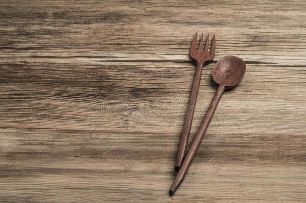 有雕刻的勺和餐叉向一木制的t一ble和复制品sp一ce