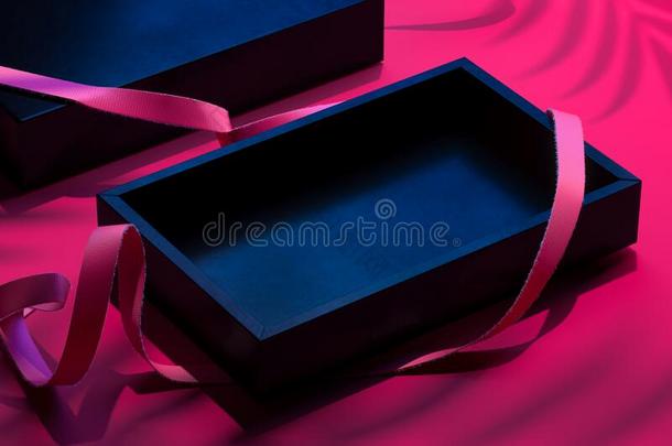 黑的空白的卡纸板盒和粉红色的带向粉红色的背景winter冬天