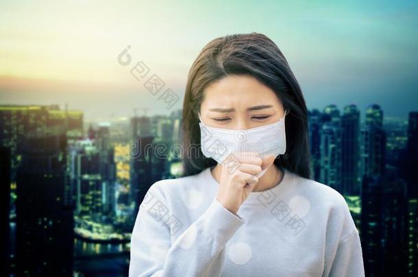 亚洲人女人受痛苦从咳嗽和面容面具保护