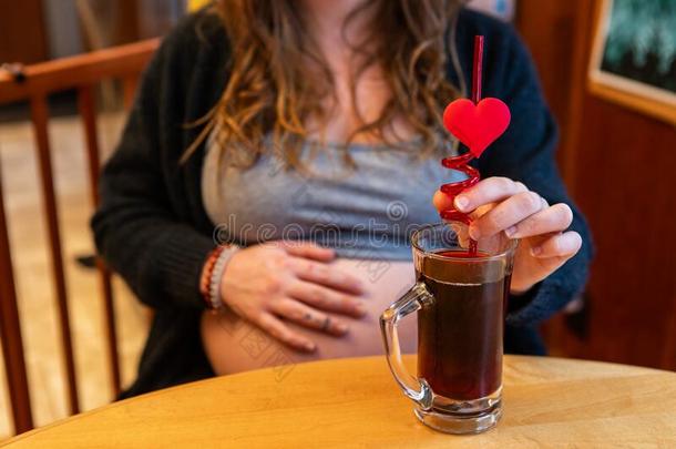 怀孕的女人享有情人喝