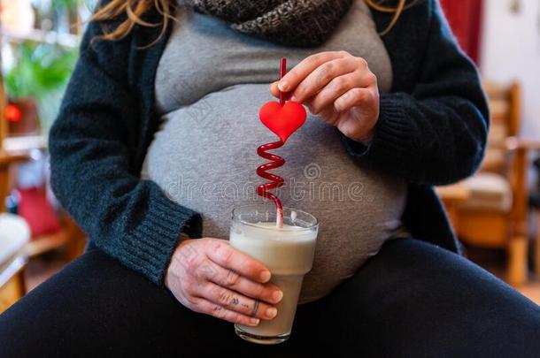 怀孕的女人享有情人喝