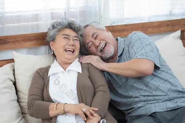 浪漫的和大的微笑和笑的关于较高的年长的亚洲人gr和