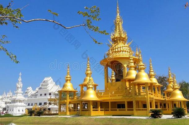 泰国或高棉的佛教寺或僧院荣人名白色的庙,恰恰拉埃.