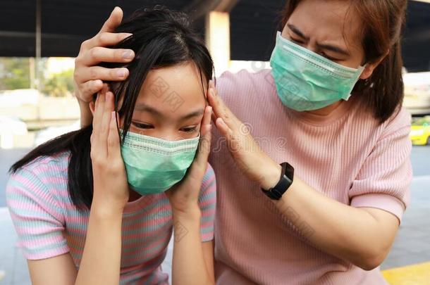 疲倦的亚洲人小孩女孩极糟糕的和卫生的面具受痛苦从异己酮中提取的丙酮
