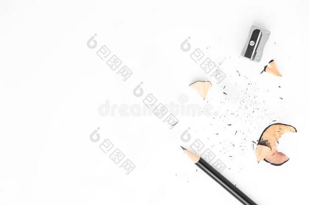 彩色蜡笔或粉笔或铅笔和卷<strong>笔刀</strong>隔离的向白色的背景