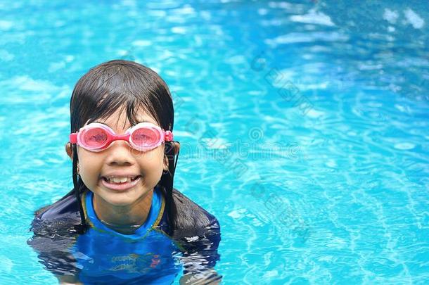 南方东亚洲人女孩穿着粉红色的护目镜和护目镜微笑采用蓝色swimm采用g