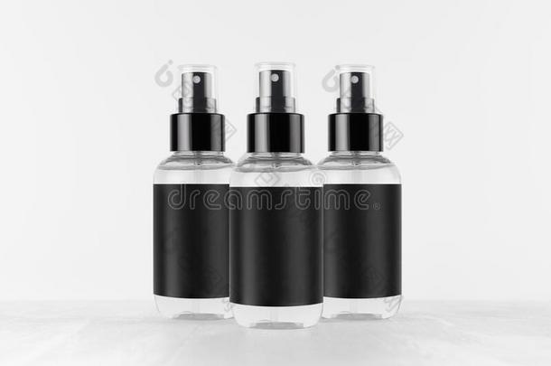 透明的喷瓶子为美容品产品和黑的空白的