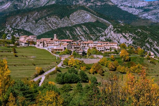 美丽的村民在近处佩德拉<strong>福卡</strong>山,加泰罗尼亚,西班牙.