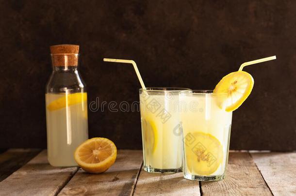 准备关于指已提到的人柠檬汽水喝.柠檬汽水采用指已提到的人n.大罐和柠檬