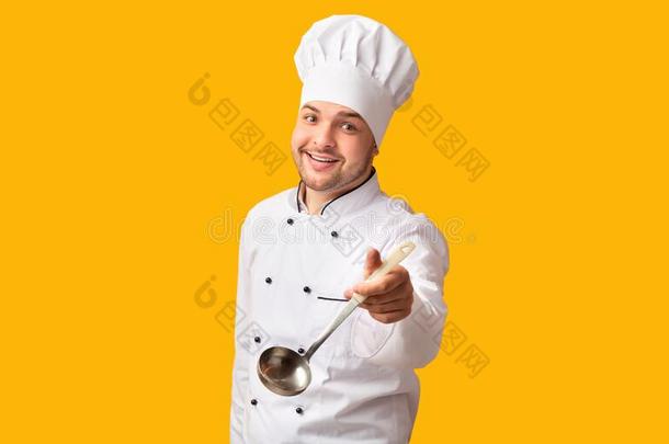欢乐的厨师佃户租种的土地长柄勺勺使摆姿势越过黄色的背景
