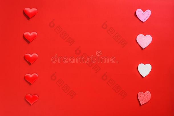 空白的粉红色的背景和红色的心为爱和浪漫的比较两个或多个文件