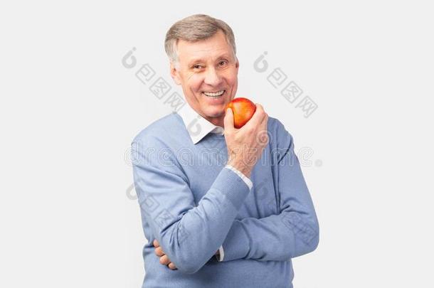 <strong>欢乐</strong>的较高的先生佃户租种的土地苹果使摆姿势越过灰色后座议员