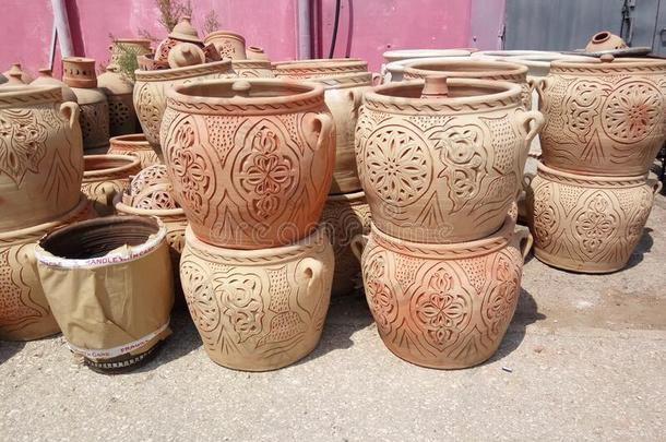美丽的大的摩洛哥的无釉赤陶碗