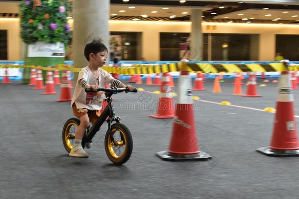 小孩演奏平衡自行车采用<strong>跑道</strong>,速度运动污迹