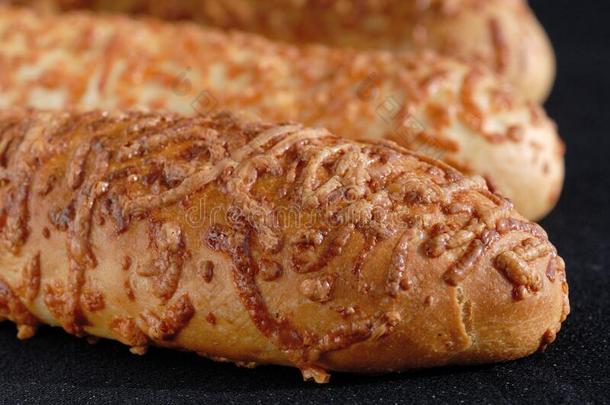 新近烘烤制作的热的美味的撒于圆形的小面包或点心