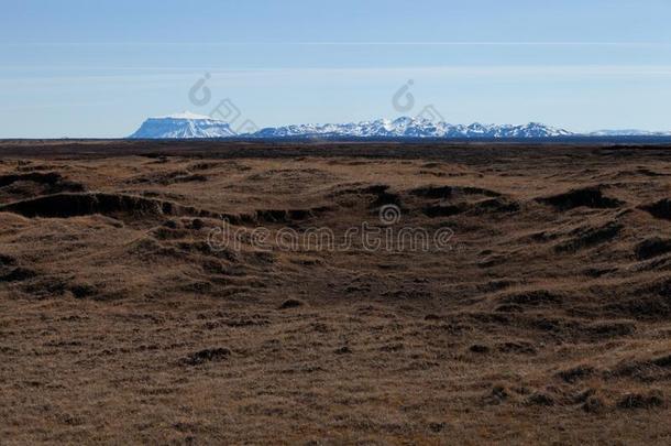 多石头的多岩石的镇定的无人居住的春季风景关于冰岛