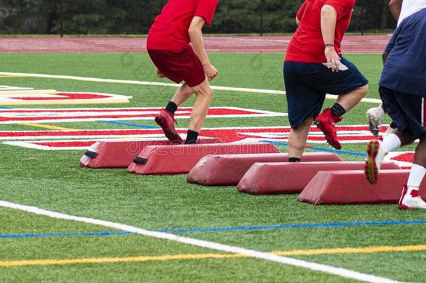 足球演员跑步斜着越过红色的障碍在夏Cana加拿大