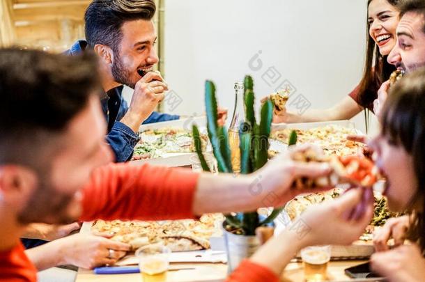 组关于幸福的朋友吃家传送意大利薄饼在家-人名