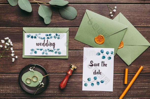 婚礼明信片或邀请,婚礼戒指和绿色的Envelo