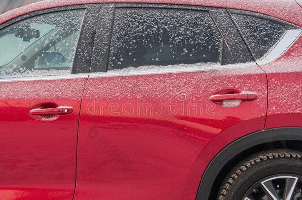 红色的汽车后的下雪,坏的天气为操纵.冬季节