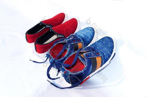 两个一副关于红色的和蓝色棉鞋子向穿着偶然的或sp或ts英语字母表的第6个字母