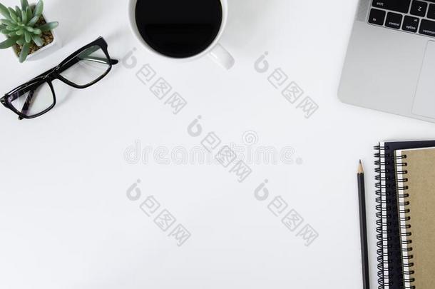 平的放置,白色的办公室书桌表和便携式电脑,笔记簿,铅笔