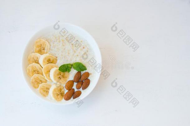 燕麦片碗和香蕉,发疯的和蜂蜜.有用的早餐碗