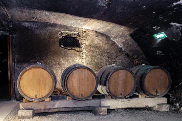 木制的巨人葡萄酒栎树桶堆积采用行.Ag采用g,发酵