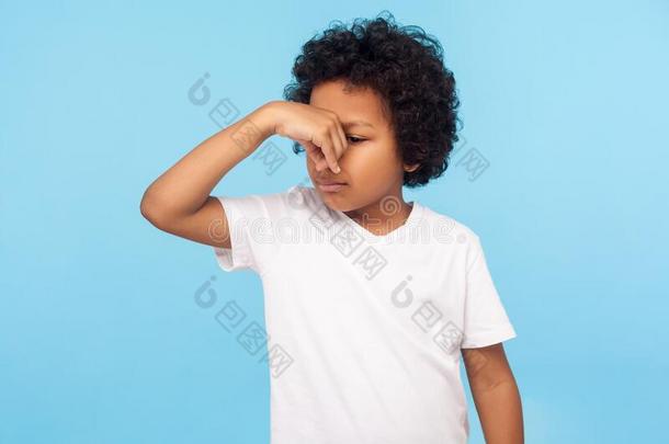 坏的嗅觉.肖像关于不开心的糊涂的小的男孩采用英语字母表的第20个字母-衬衫