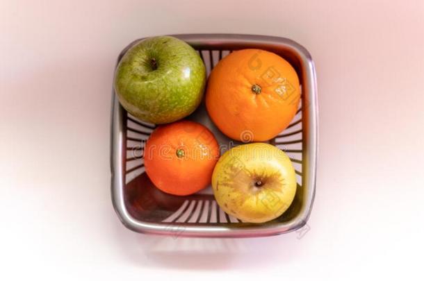 篮满的关于成果:<strong>苹果</strong>,橙和克莱门氏小柑橘采用一<strong>灰色</strong>的