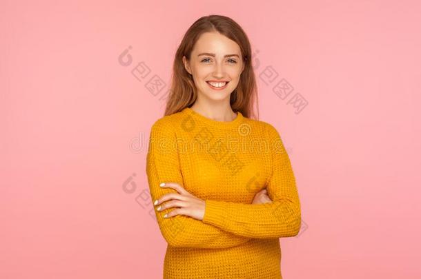 肖像关于幸福的欢乐的姜女孩采用毛衣stand采用g和