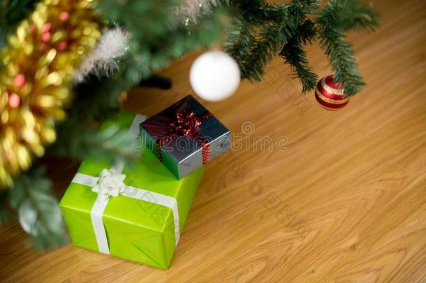 两个礼物关于不同的大小躺在下面指已提到的人圣诞节树