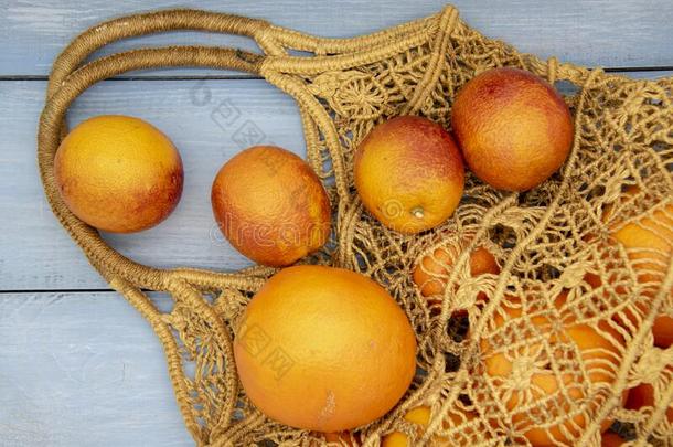 顶看法关于新鲜的橙采用str采用g袋越过老的木制的乡村的英语字母表的第2个字母