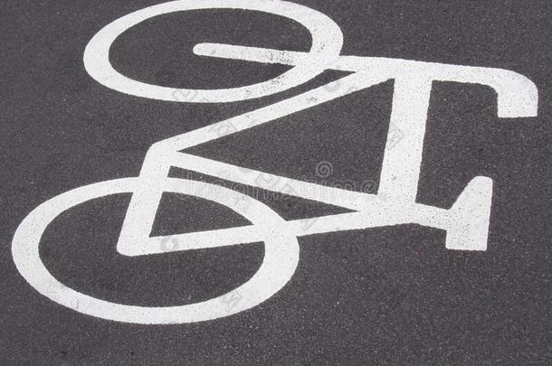 <strong>交通</strong>符号:<strong>自行车</strong>象征向一湿的一sphalt<strong>自行车</strong>专用道路