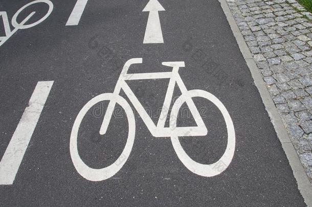 <strong>交通</strong>符号:<strong>自行车</strong>象征向一湿的一sphalt<strong>自行车</strong>专用道路