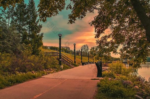 富有色彩的日出越过一埃德蒙顿公园小路