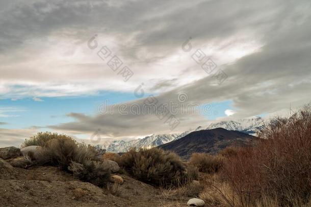 山谷和棕色的小山和下雪的齿状山脊内华达州山