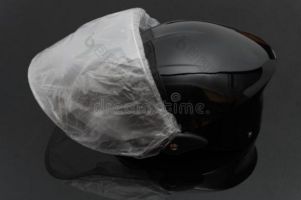 商标新的摩托车头盔向黑的背景